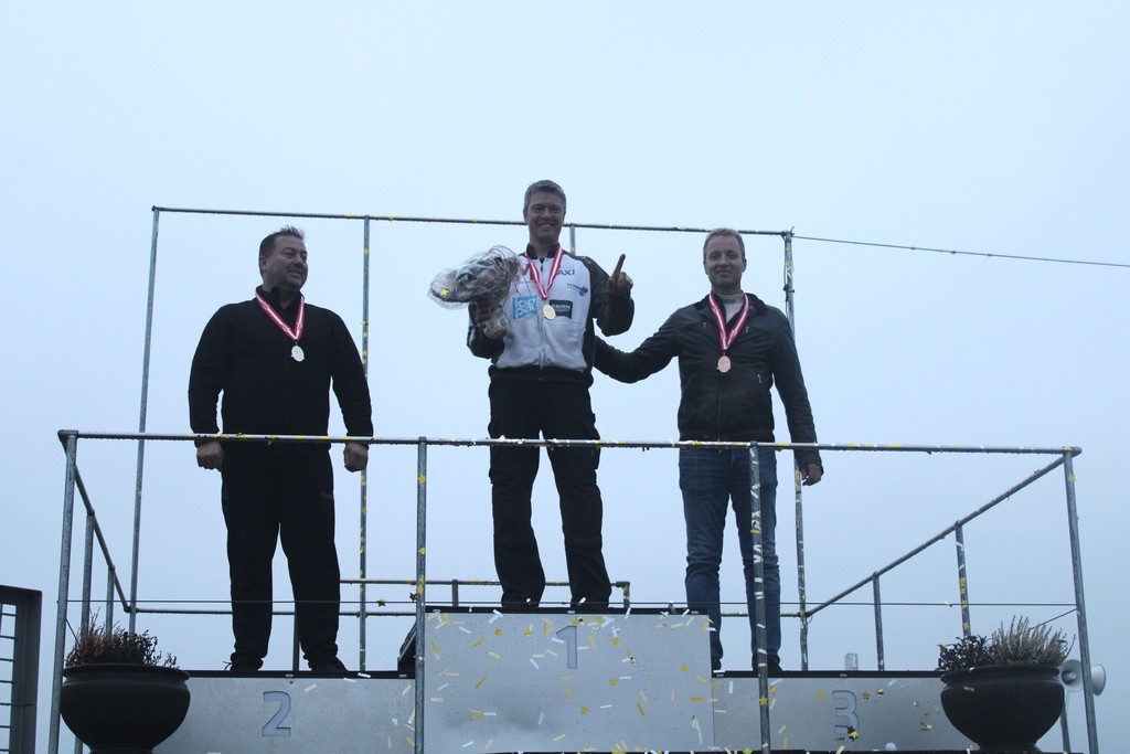 Division 2 podiet 2019 – Henrik Have Jakobsen foran Claus Svanholm og Ole Sondrup.
(Foto: JJ Media)